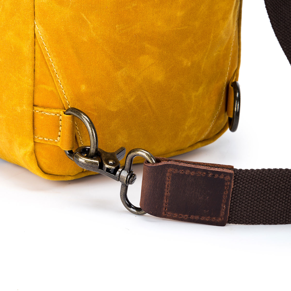 della Q Maker's Stylish Mini Messenger Bag - Red