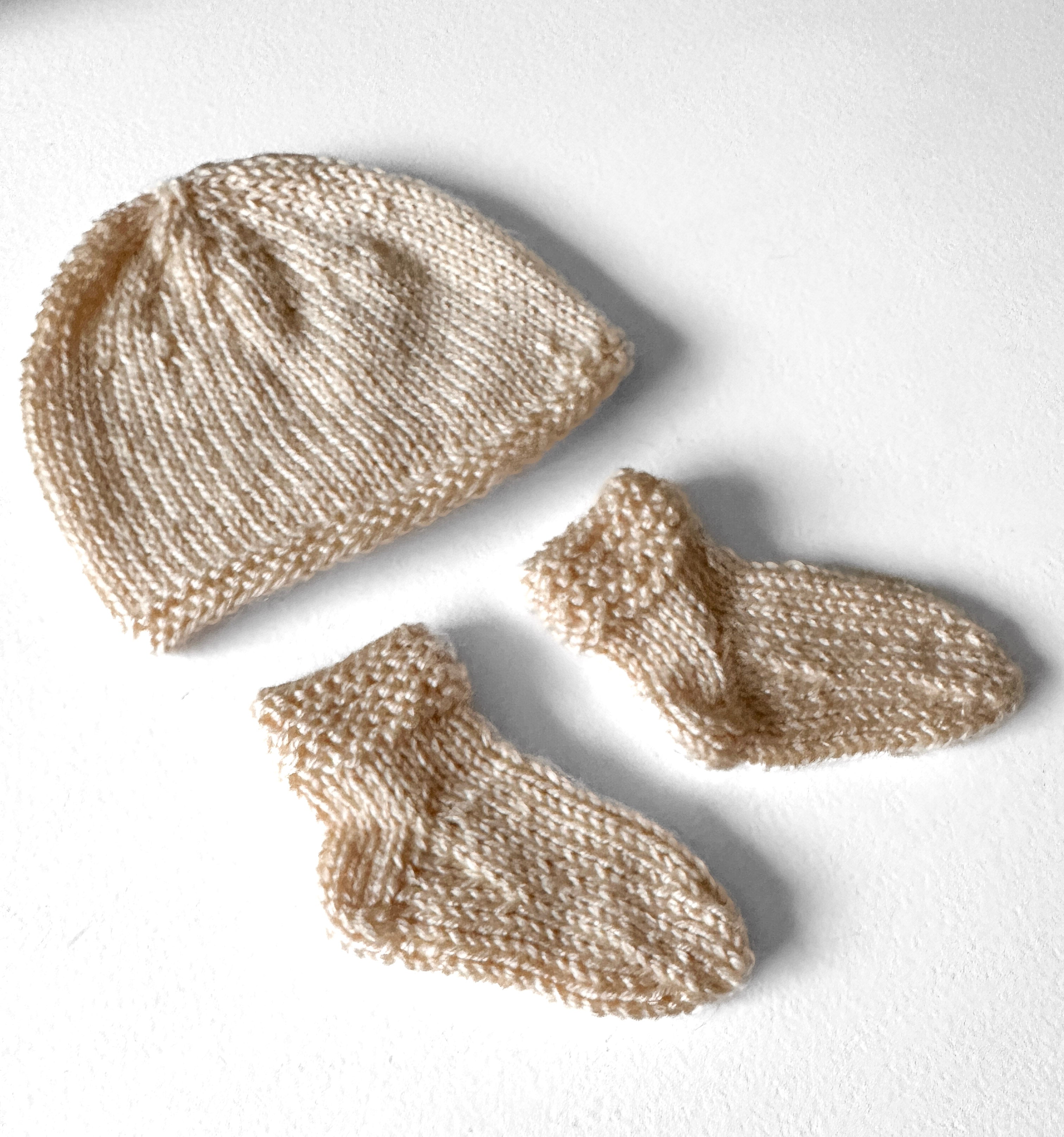 Jimmy Beans Wool Adorable Bouncing Bean Hat and Socks Knitting Kit for Little Ones