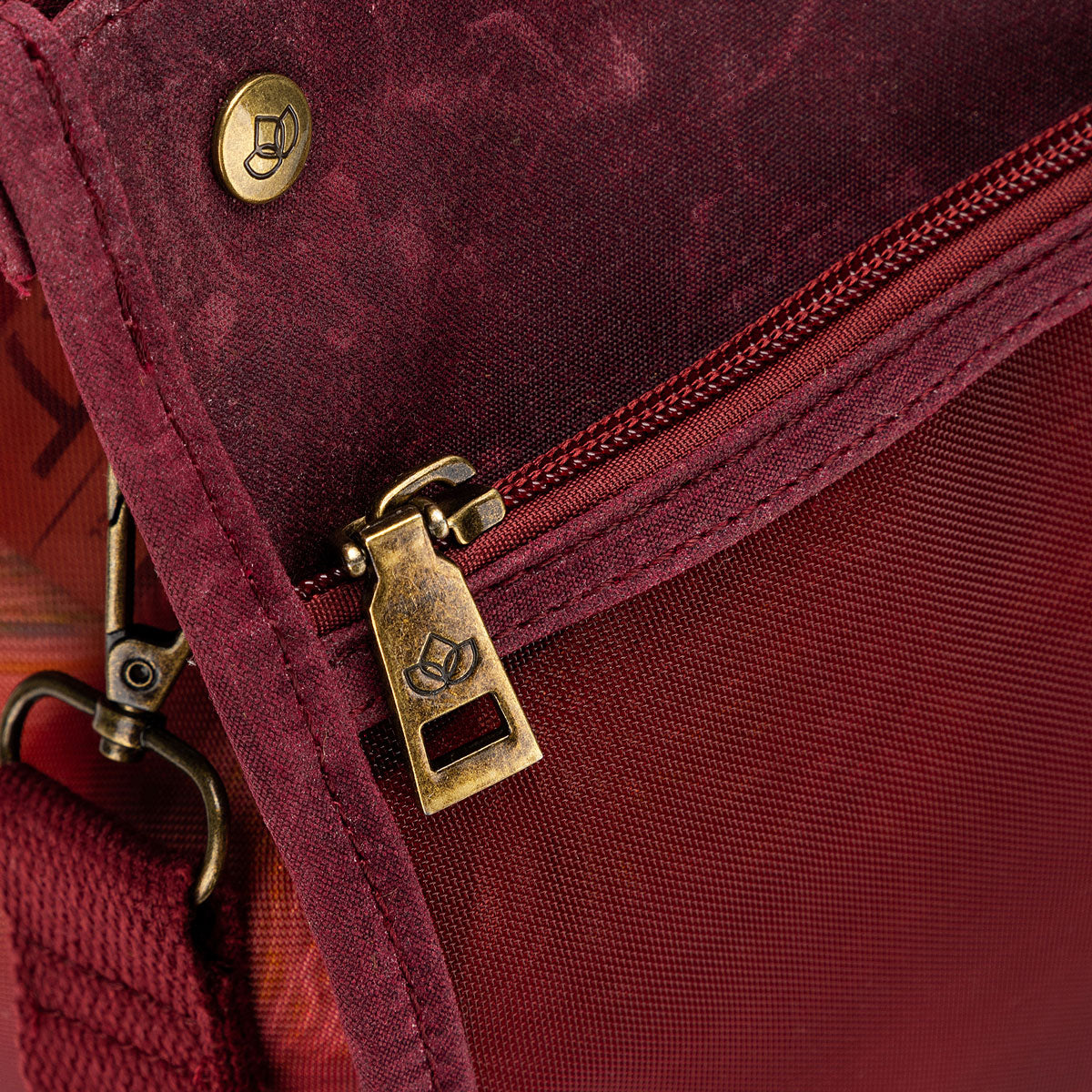 della Q Maker's Stylish Red Mesh Tote for Craft Enthusiasts